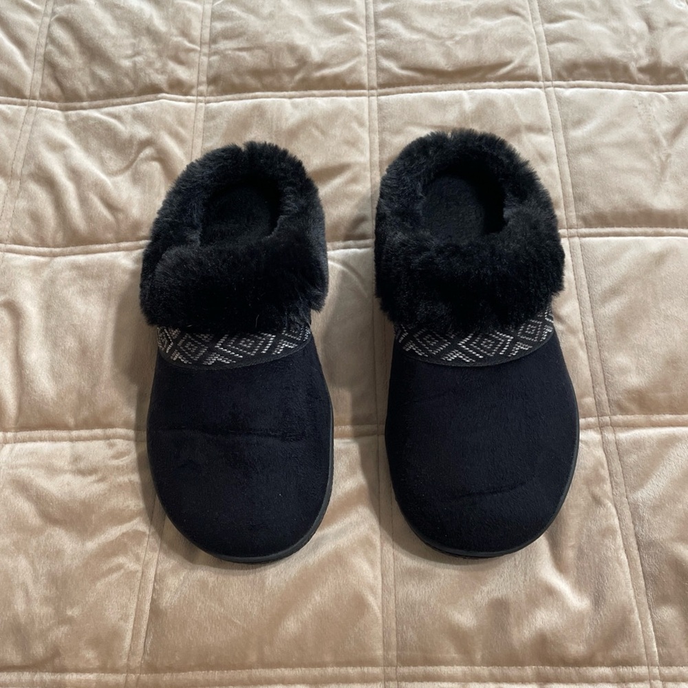 Isotoner  Ladies Memory Foam Comfort Slippers- Black, size  L 8.5 - 9
